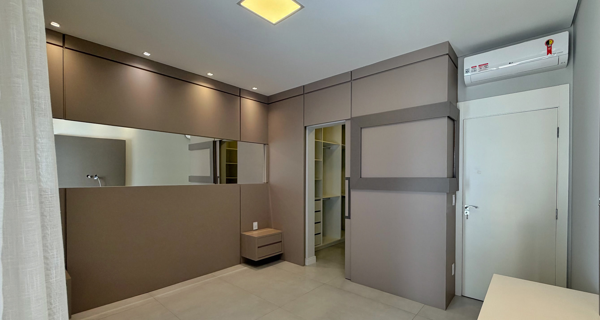 Quarto com armários planejados e acesso ao closet