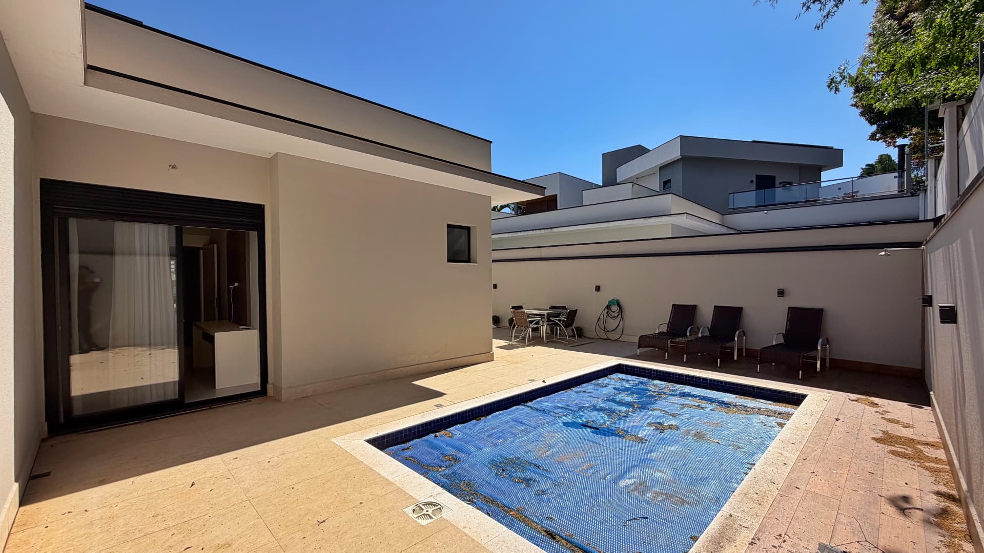 Piscina e área de lazer com acesso à suíte pela porta de vidro