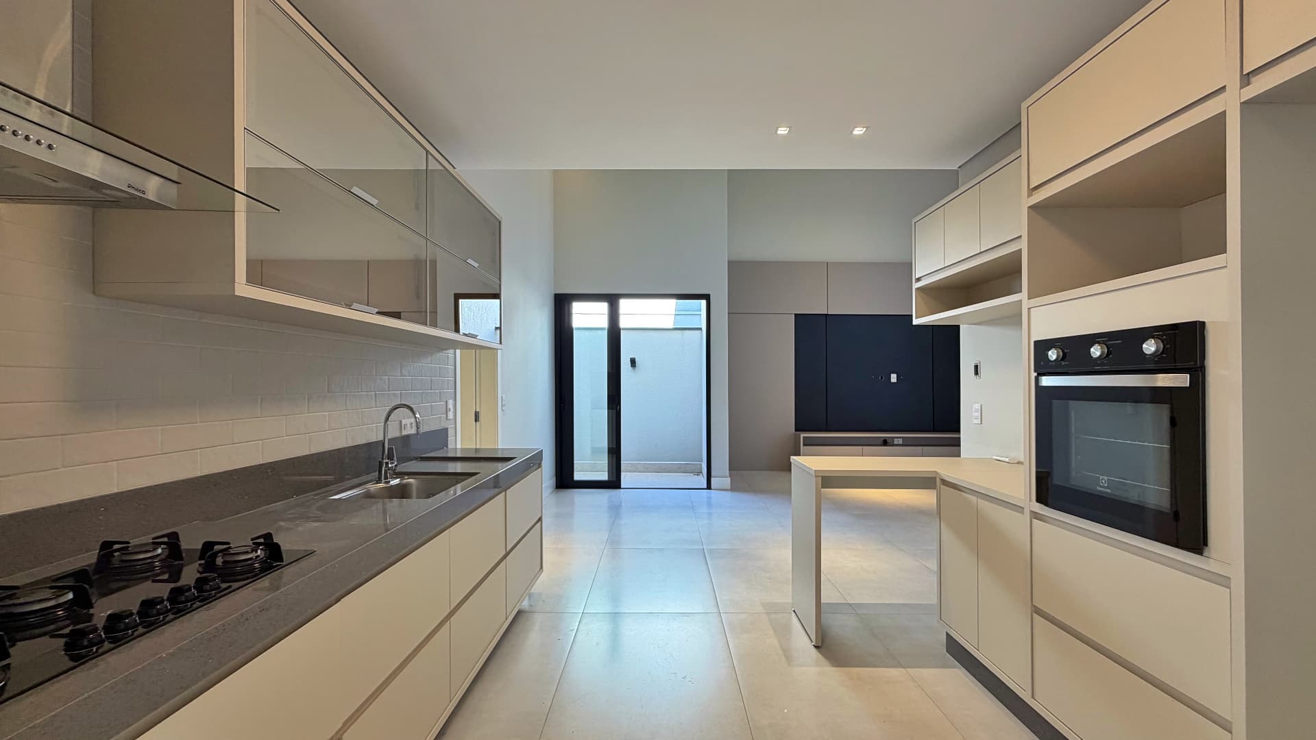 Vista ampla da cozinha planejada integrada ao living