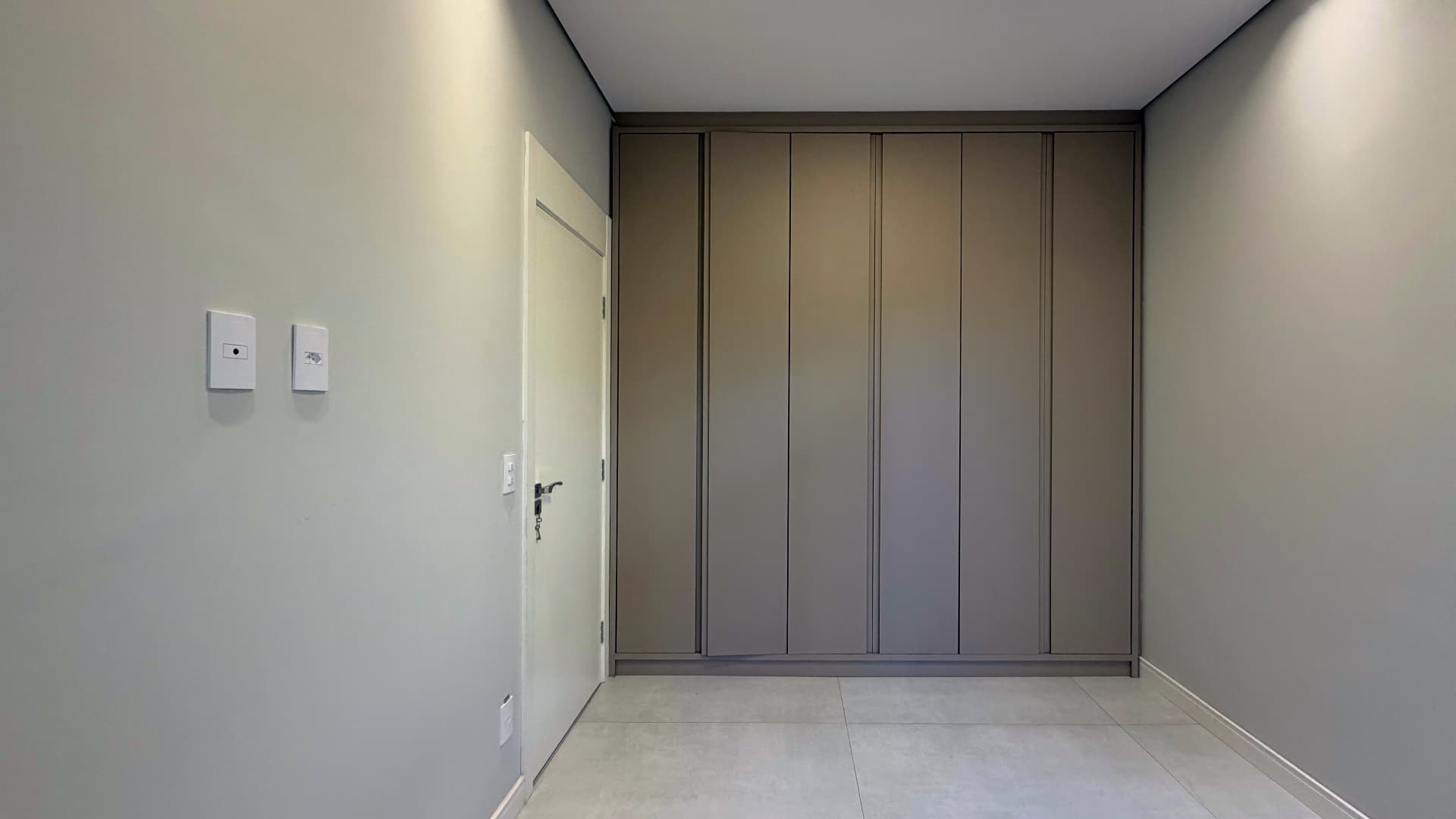 Quarto com armário planejado de piso ao teto