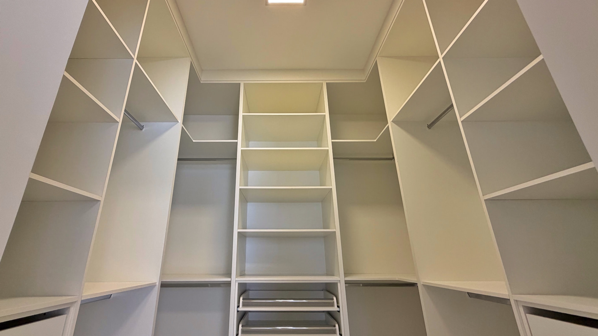 Closet planejado com prateleiras e sapateira