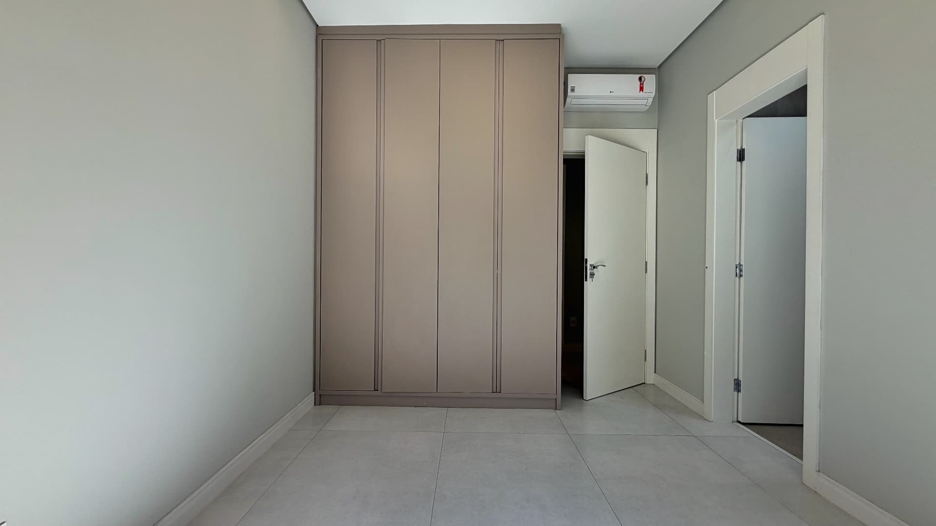 Quarto com armário planejado, ar-condicionado e acesso ao banheiro