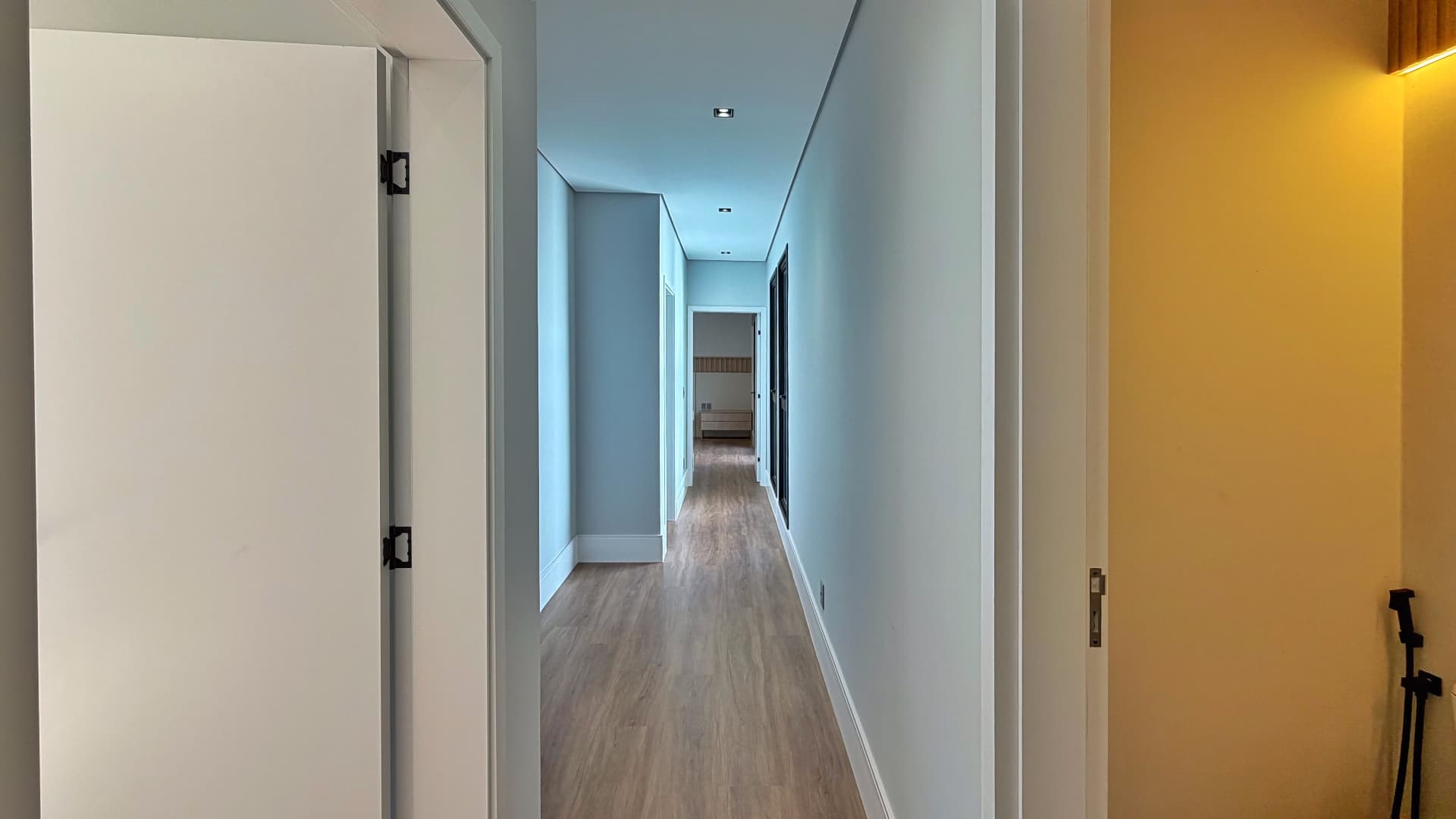 Corredor de acesso aos dormitórios com piso laminado