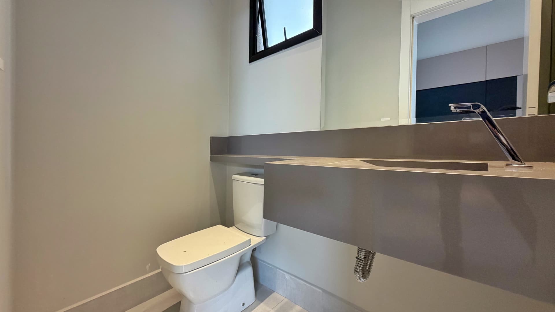 Lavabo com bancada em silestone e espelho