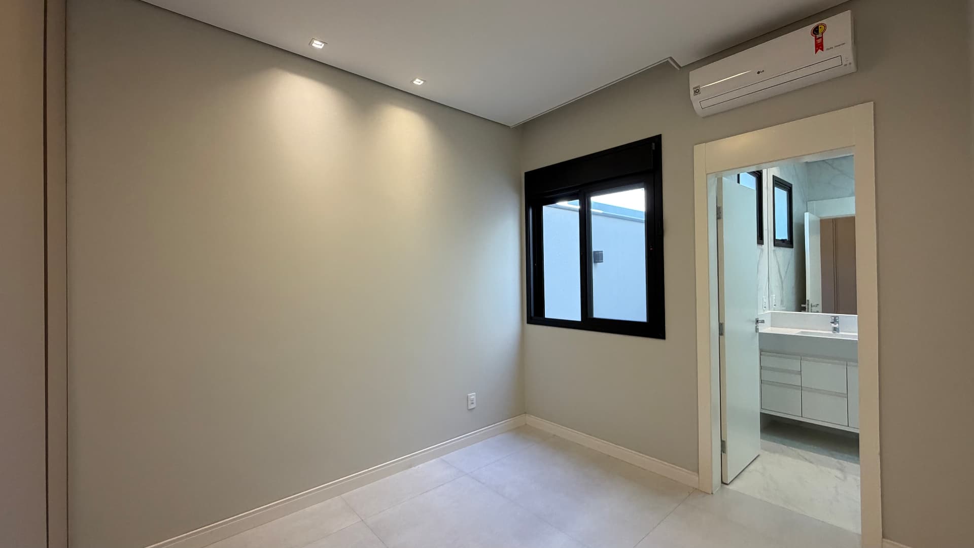 Suíte iluminada com janela ampla e banheiro integrado
